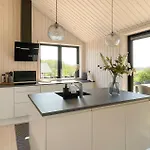 3 Bedroom Cozy In Aakirkeby Hébergement de vacances Åkirkeby