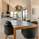3 Bedroom Cozy In Aakirkeby Hébergement de vacances