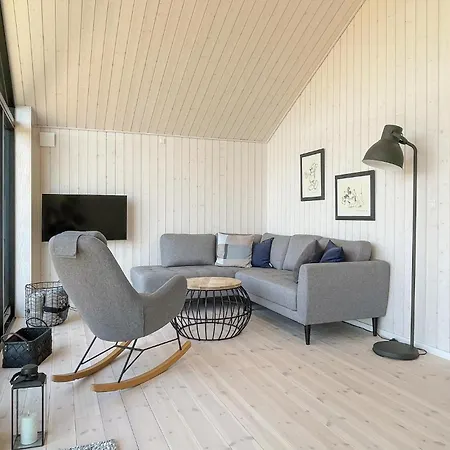 3 Bedroom Cozy In Aakirkeby * Åkirkeby