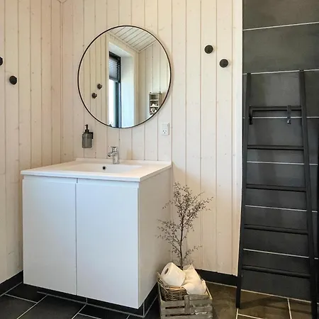 3 Bedroom Cozy In Aakirkeby Åkirkeby