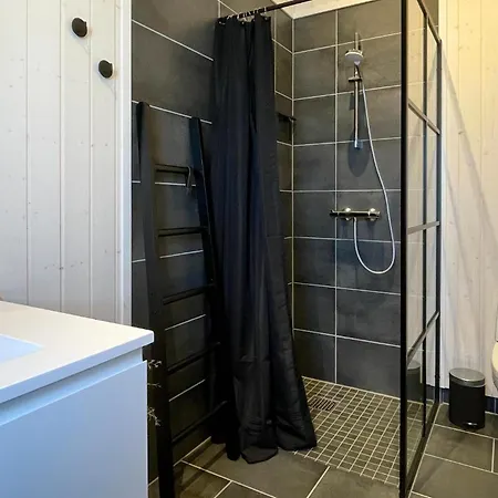 3 Bedroom Cozy In Aakirkeby Prázdninový dům Åkirkeby