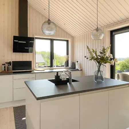 3 Bedroom Cozy In Aakirkeby Prázdninový dům Åkirkeby